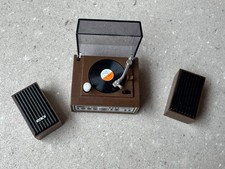 Rarität seltener 70er Jahre Puppen Plattenspieler Aufziehhaus Szene Setter Sindy? Barbie?