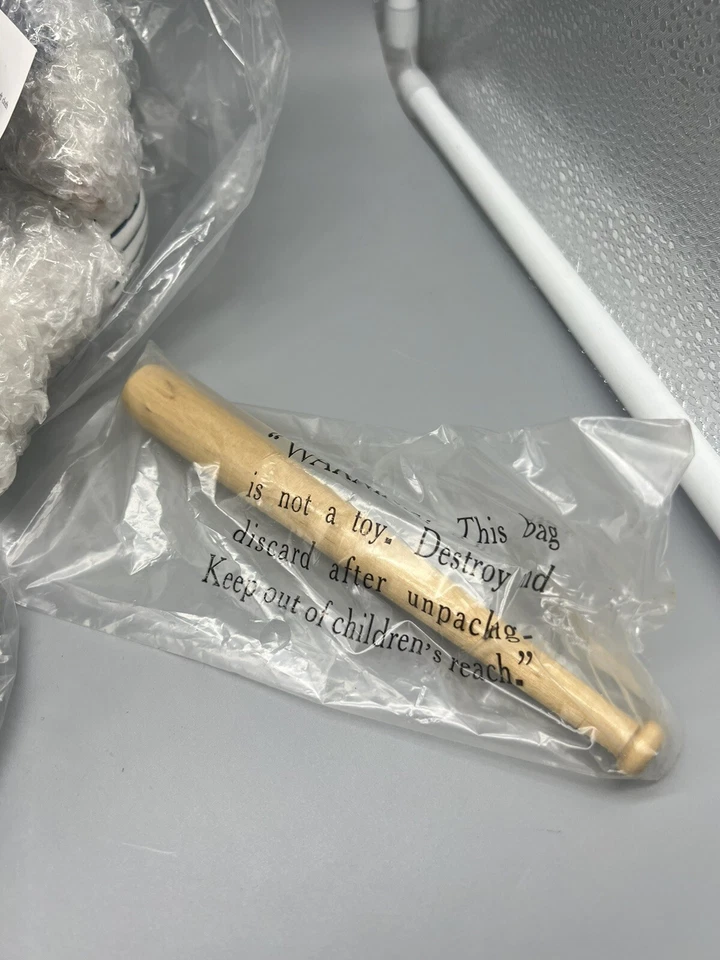 Muñeca de porcelana Tommy de los Yankees de Nueva York con bola de guante de murciélago ¡NUEVA! Foto 4 de 4