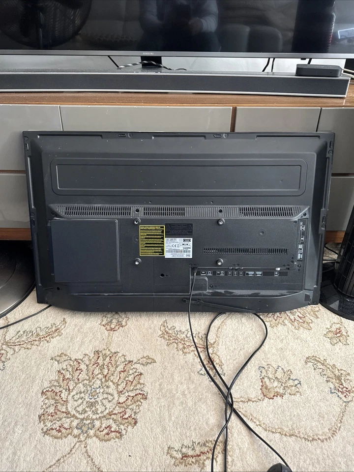 Technika 32G22B-HD 32 Inch LED TV with Freeview HD - Image 2 of 4