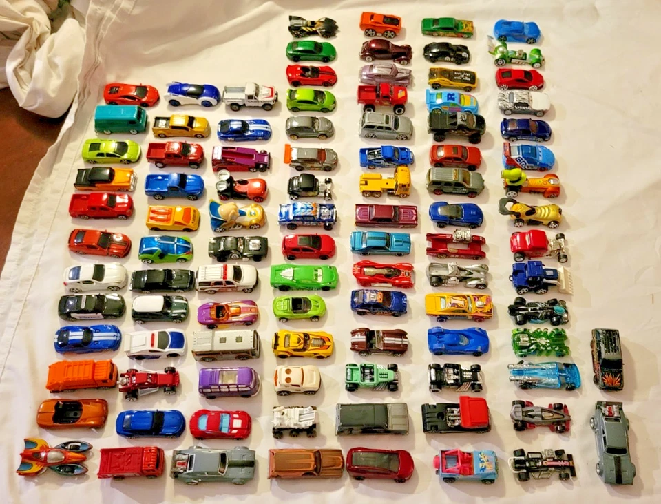 Mega lote de 100 [9 libras] coches de juguete fundidos a presión surtidos (¡Hot Wheels, Maisto y más!) Foto 2 de 4