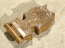 Ancien porte montre en bois sculpté déco edelweiss