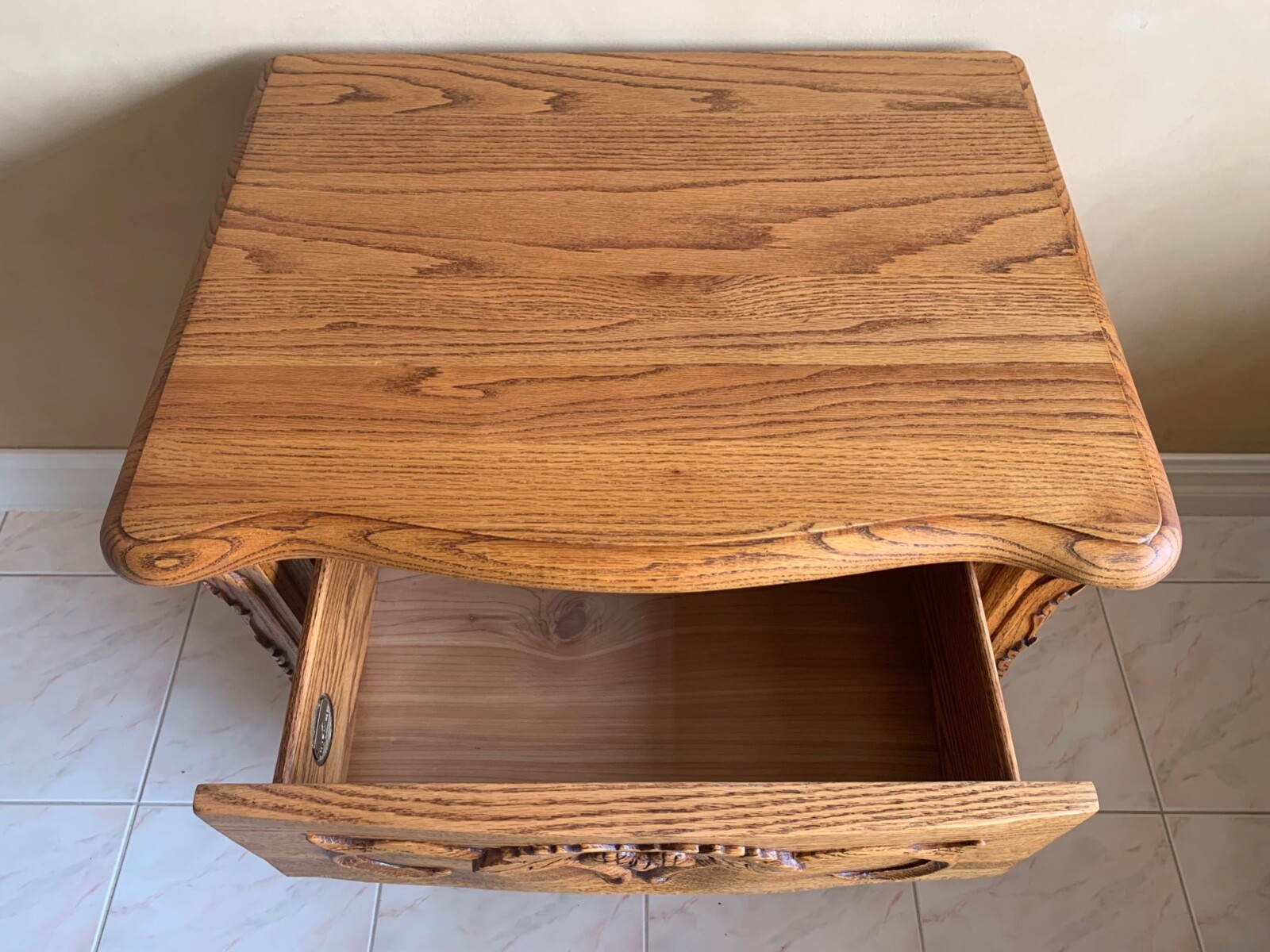 OAKWOOD INTERIORS VERSAILLES NIGHTSTAND / END TABLE CARVED RED OAK