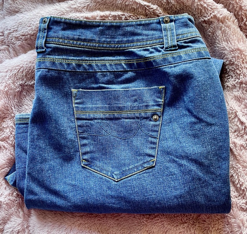 I.e. Relaxed Woman Size 20W Medium Wash Denim Jeans EUC straight leg 