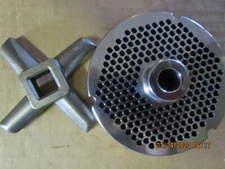 HOBART #32 GRINDER PLATE 5/32" HOLES 5/8 THICK W/ HARD EDGE KNIFE 4246,4346