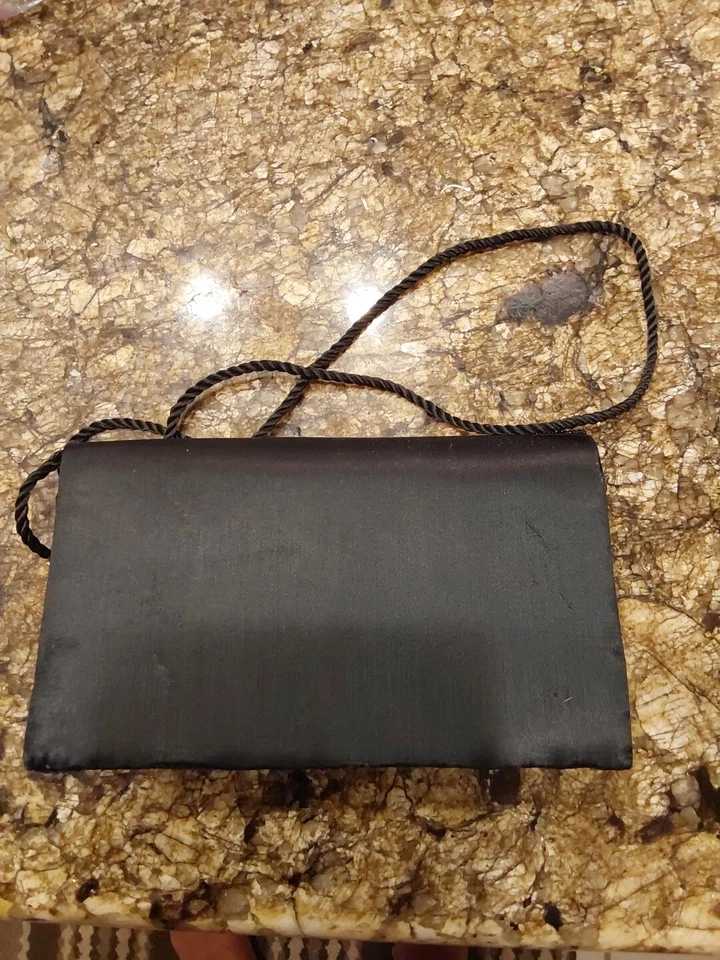 Bolso de noche con cuentas y correa para el hombro con cordón flores negras  Foto 3 de 4