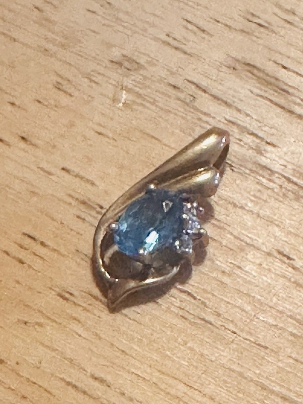 10K Yellow Gold Pendant Oval Cut Light Blue Topaz .907 Grams 5/8" Long