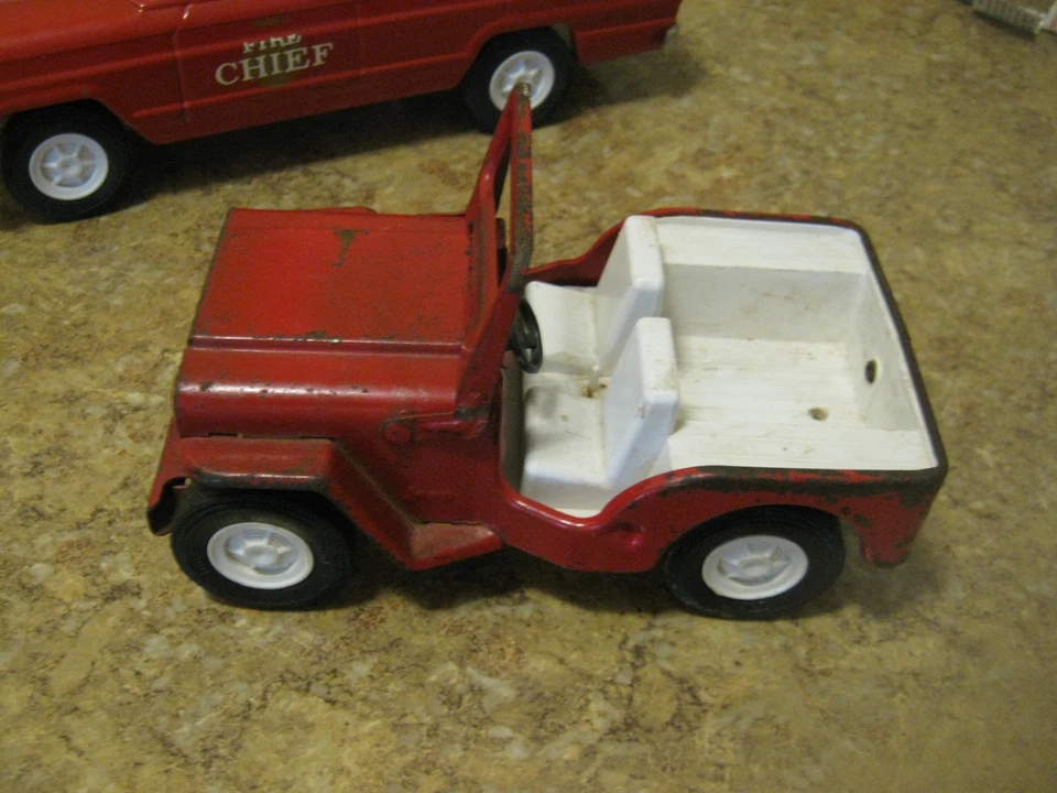 Conjunto de Corpo de Bombeiros Anos 60 Mini Tonka #1103 Jeep Pumper/Jeep Chiefs Wagoneer & Jeep - Imagem 4 de 4