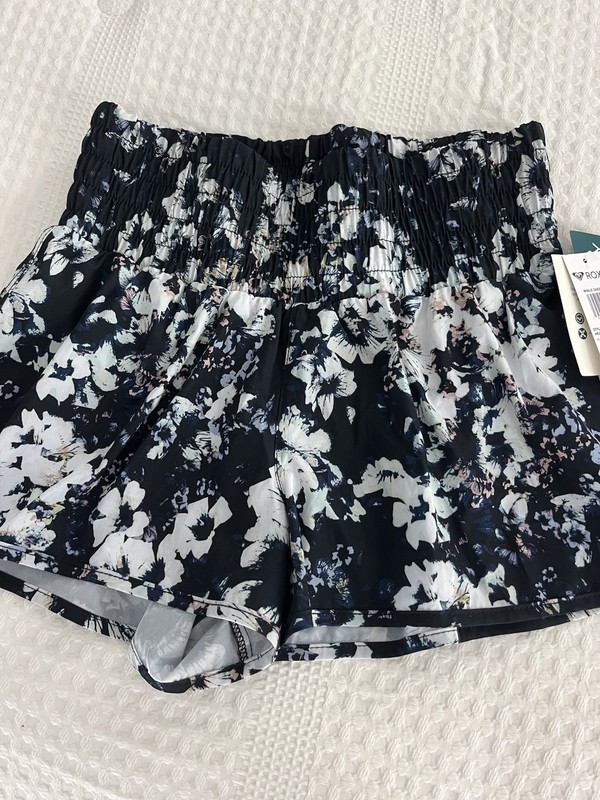 Roxy Active Shorts with built in liner - Girls XL - New with Tags!