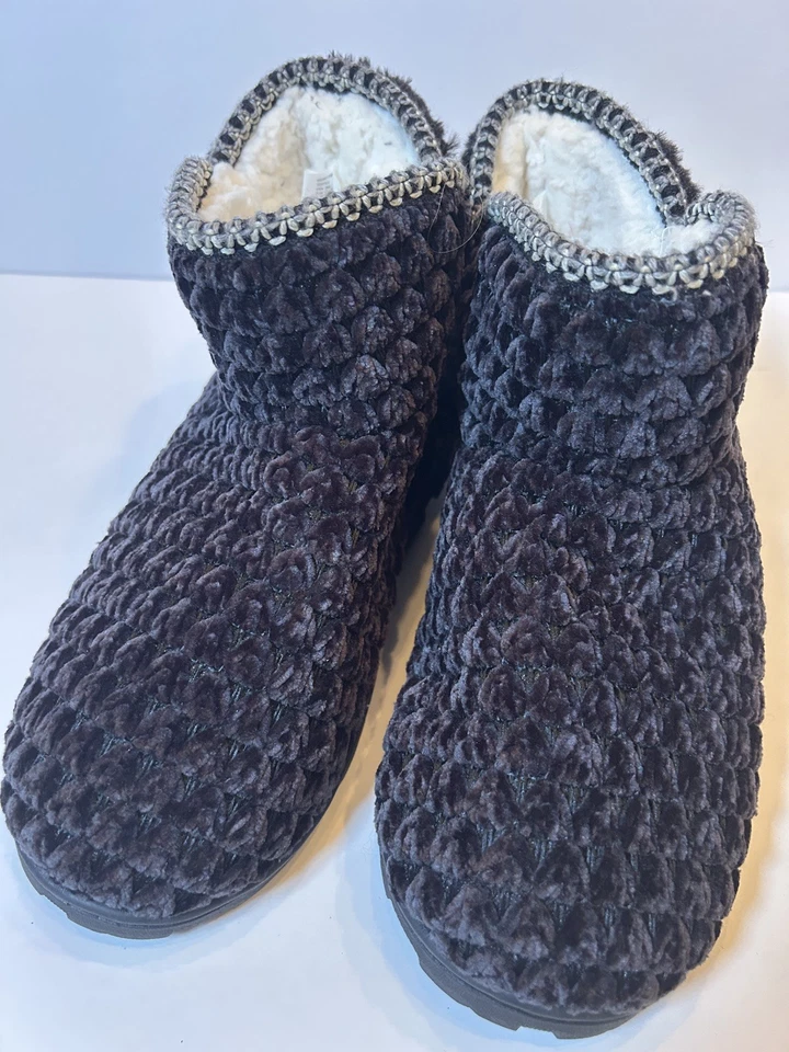 Chinelo Muk Luks Cozy Bootie Chenille totalmente forrado preto feminino tamanho grande 9 - Imagem 4 de 4