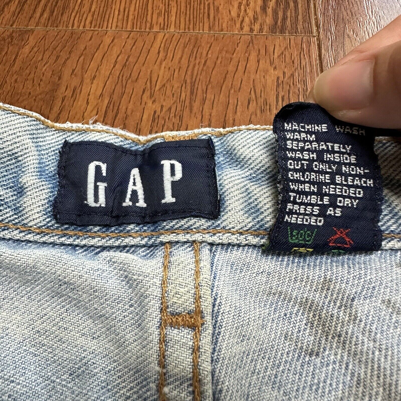 Vtg Gap Womens Light Wash Blue Jeans 3/4 Button F… - image 4