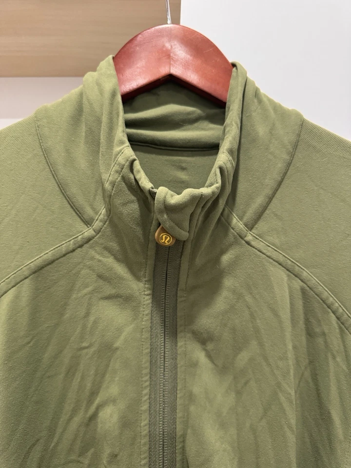 Jaqueta Lululemon Feminina Grande Instill Bronze Verde Malha Athlesiure Academia de Treino - Imagem 3 de 4