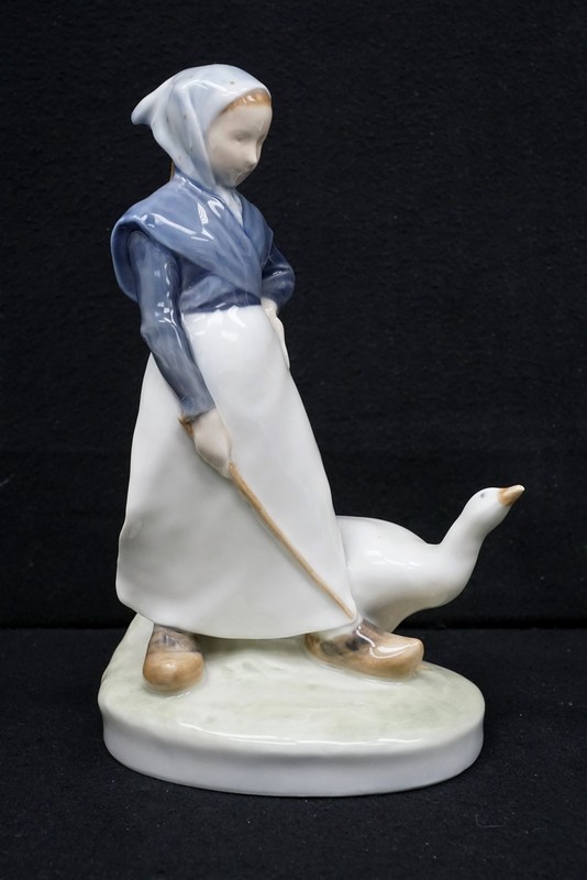Vintage ROYAL COPENHAGEN 7 1/4" Porcelain Figurine Goose Girl #528 Retired