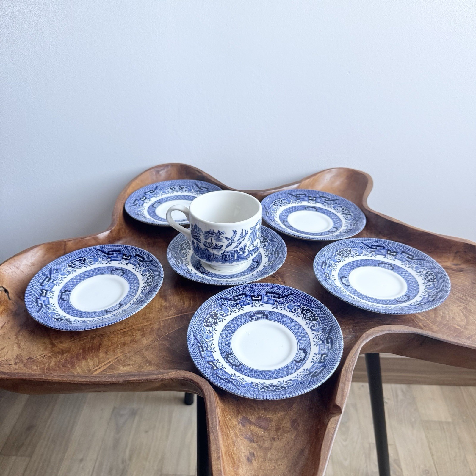 Soucoupes Churchill et tasse anglaise : le charme de la vaisselle d'antan chez vous