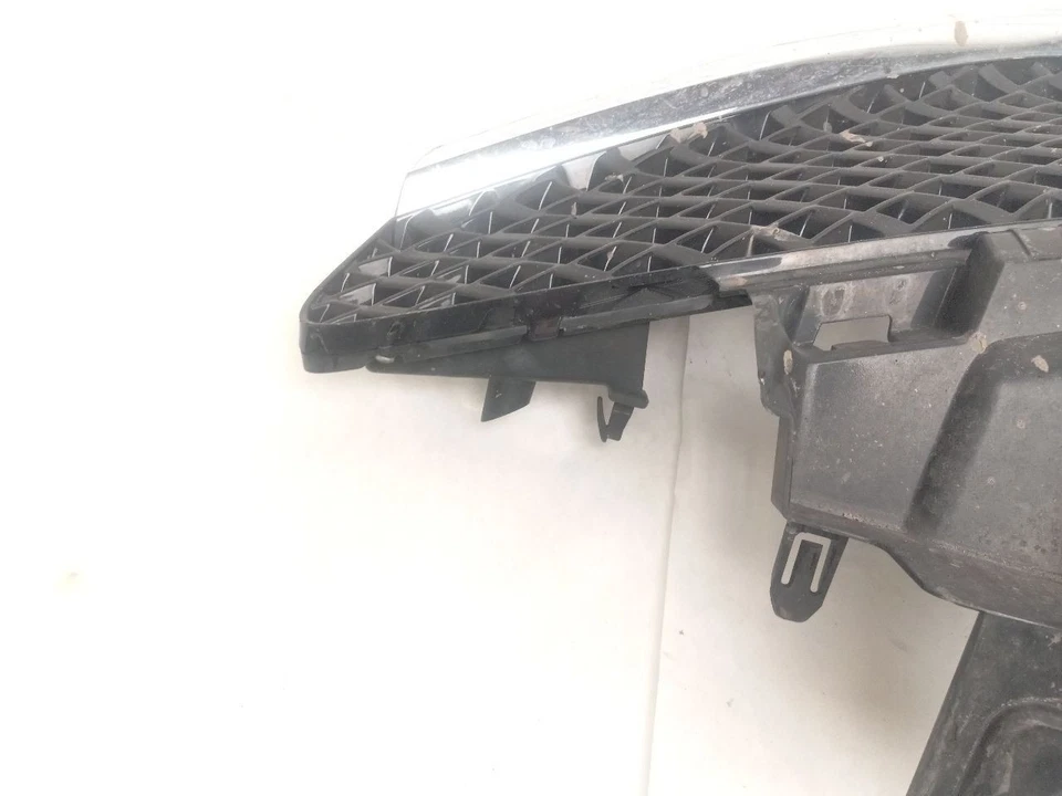 REJILLA DELANTERA para Nissan Versa 2015 - 2016 OEM Foto 2 de 4