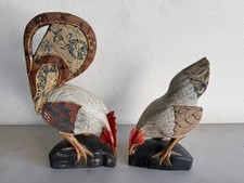 Figuras de gallo y gallina de madera talladas a mano de colección con incrustaciones de tela