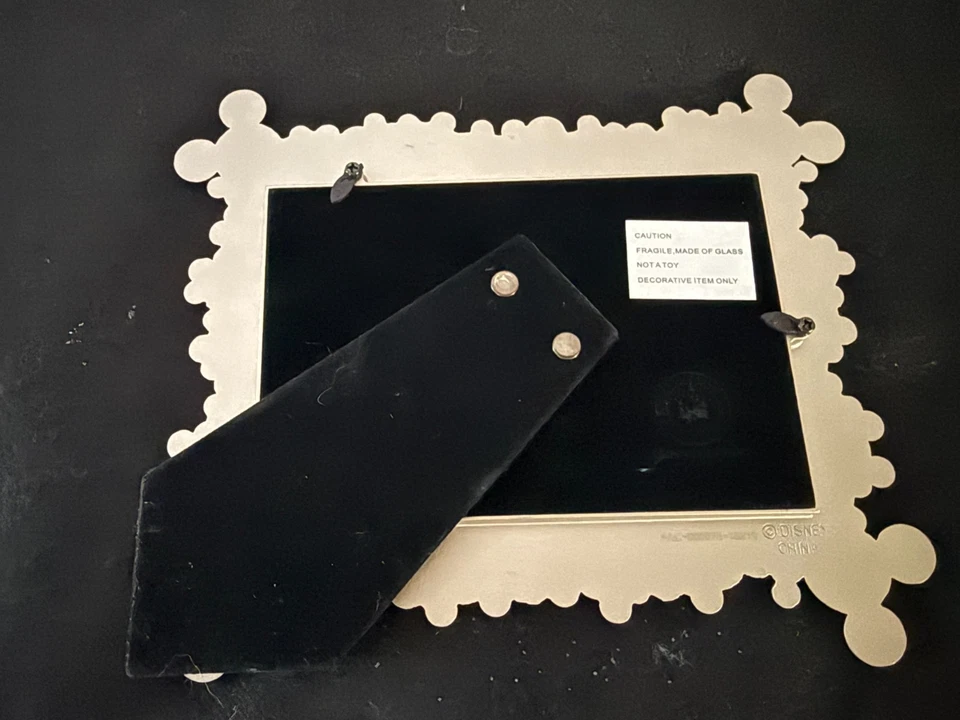 NUEVO Marco de fotos de metal tono plateado icono cabezas de Mickey Mouse parques Disney 4" x 6" Foto 2 de 3