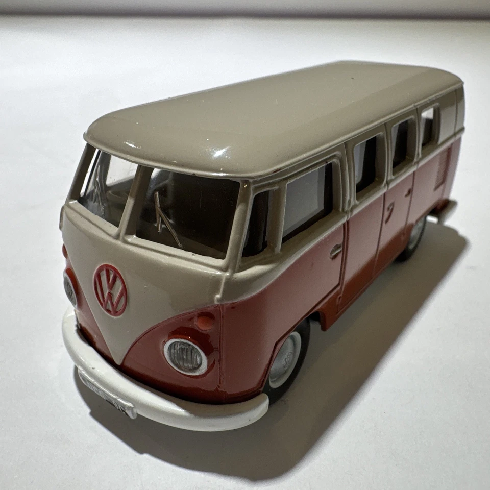 Литой фургон Corgi Toys Volkswagen VW Kombi Bus 1962 масштаб 1:43 двухцветный красный/кремовый - Изображение 3 из 4