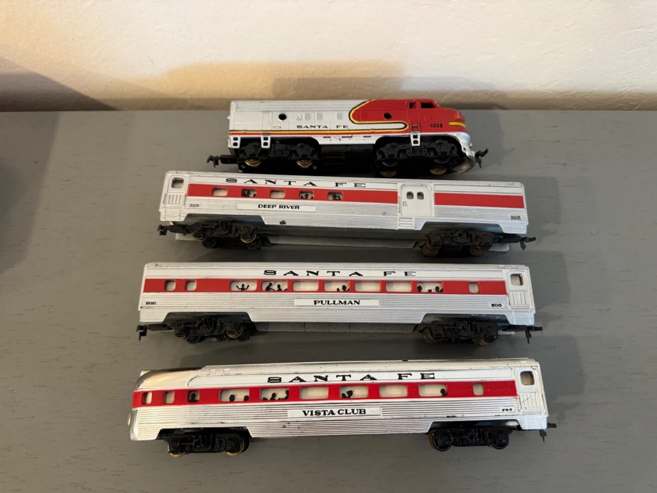TYCO HO Scale Santa Fe Passenger Train Set. 1 F7A Locomotive & 3 Passenger Cars - Image 3 of 4