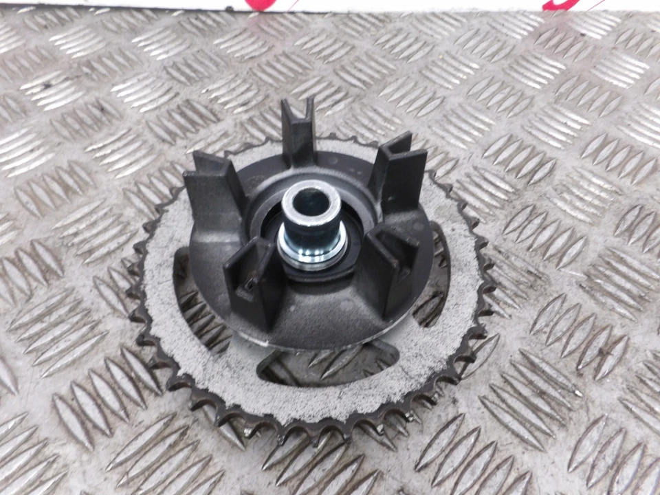 AJS BILSTON 125 2025 SOPORTE DE PIÑÓN TRASERO Y CAUCHOS DE ACCIONAMIENTO DE EMPUJE Foto 3 de 4