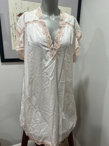 VTG Willow Creek Nightgown Size M. Baby Pink Nylon/  Lace.  USA