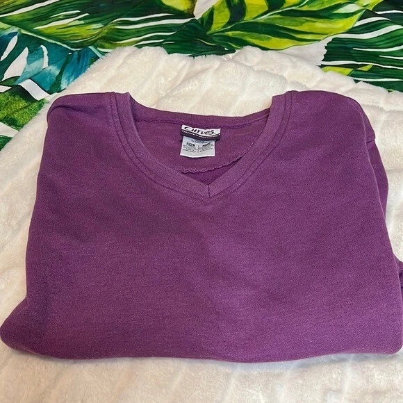 Moletom atlético feminino vintage 2XL curvas anos 80 anos 90 roxo perolado gola V excelente estado usado - Imagem 2 de 4