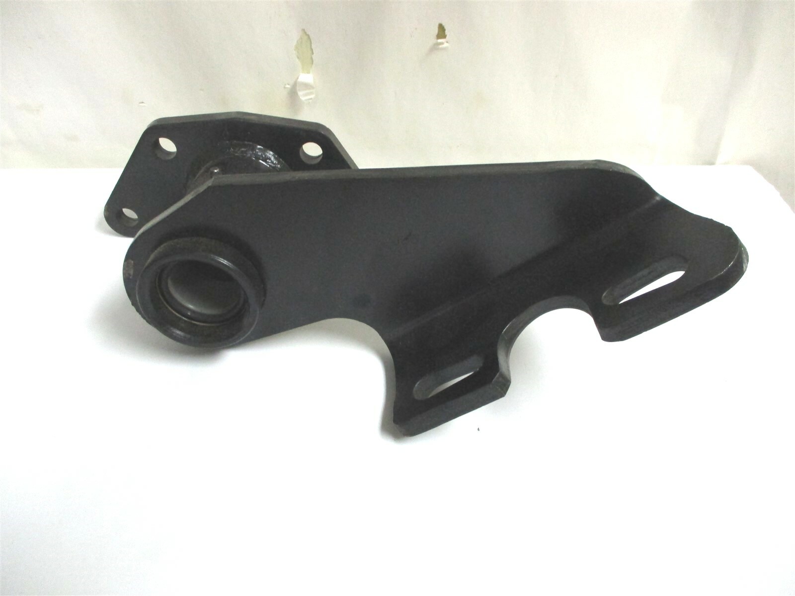 BSJ975657N NEW OEM INTERNATIONAL CAMSHAFT AND CHAMBER BRACKET 4C4Z 