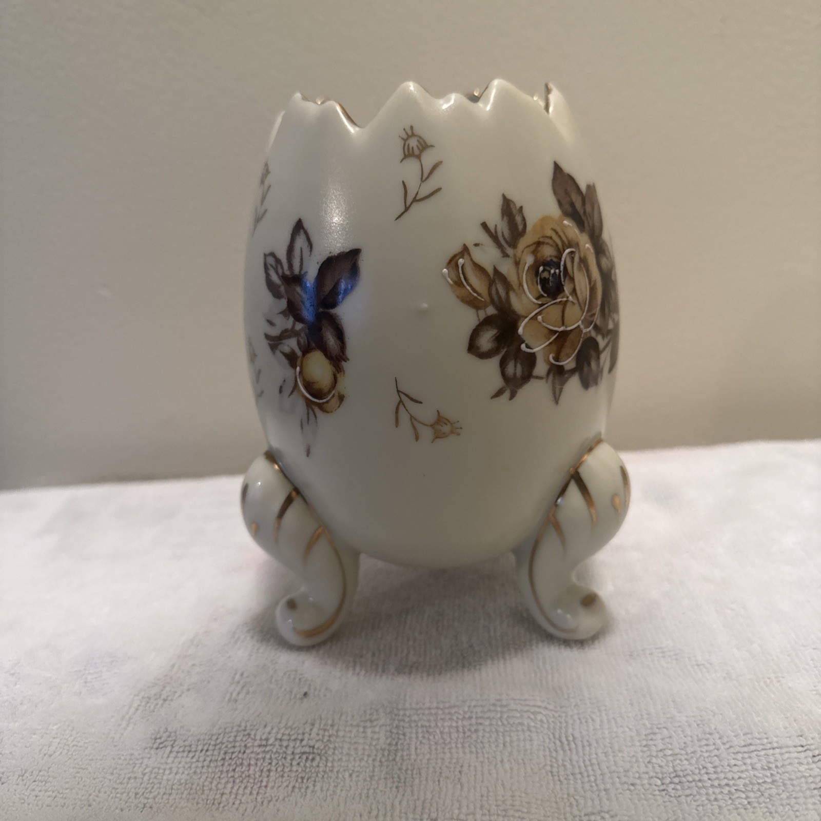 Vintage Napcoware Cracked Egg  Porcelain 3 footed Gold Trim Vase C1399/M