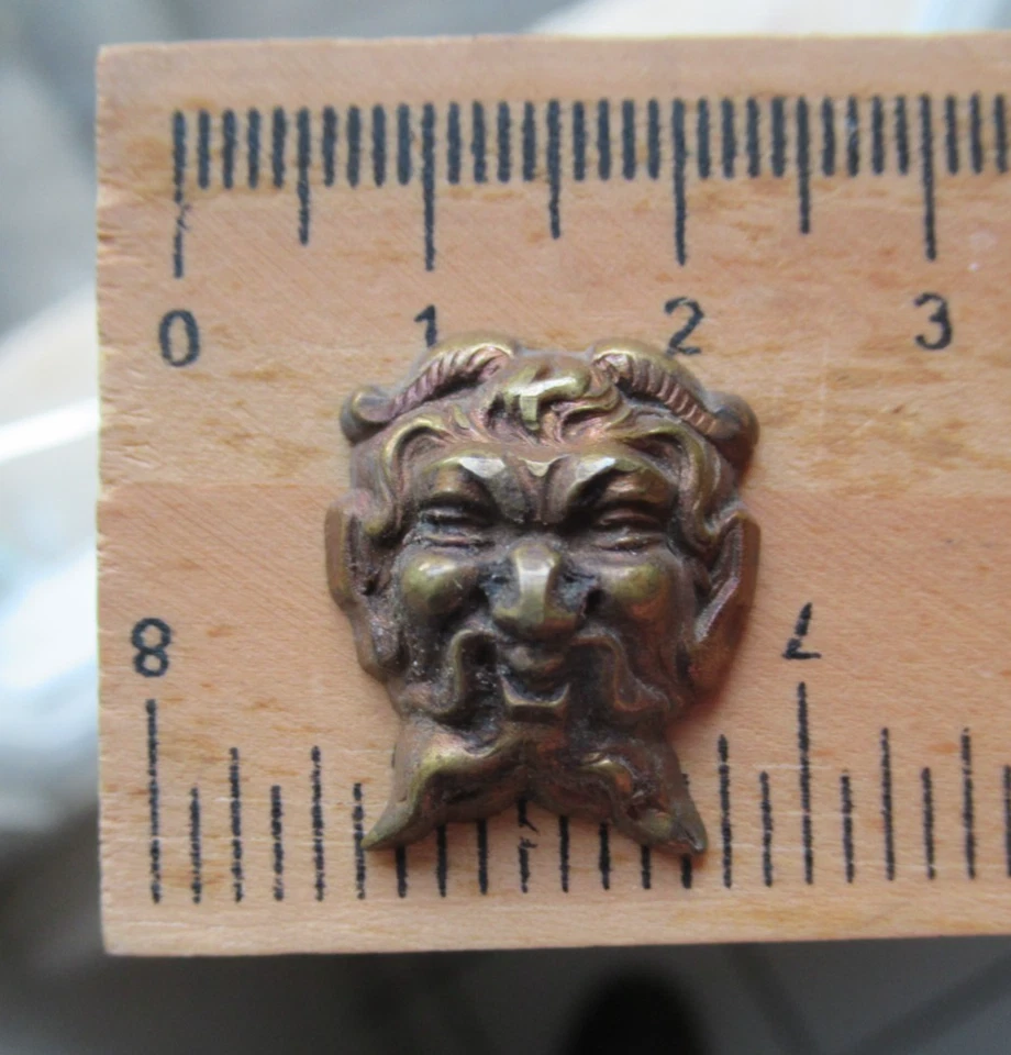 55 clous de tapissier tête de Bacchus en laiton fondu et pointe de fer , XIXème - Photo 3/4