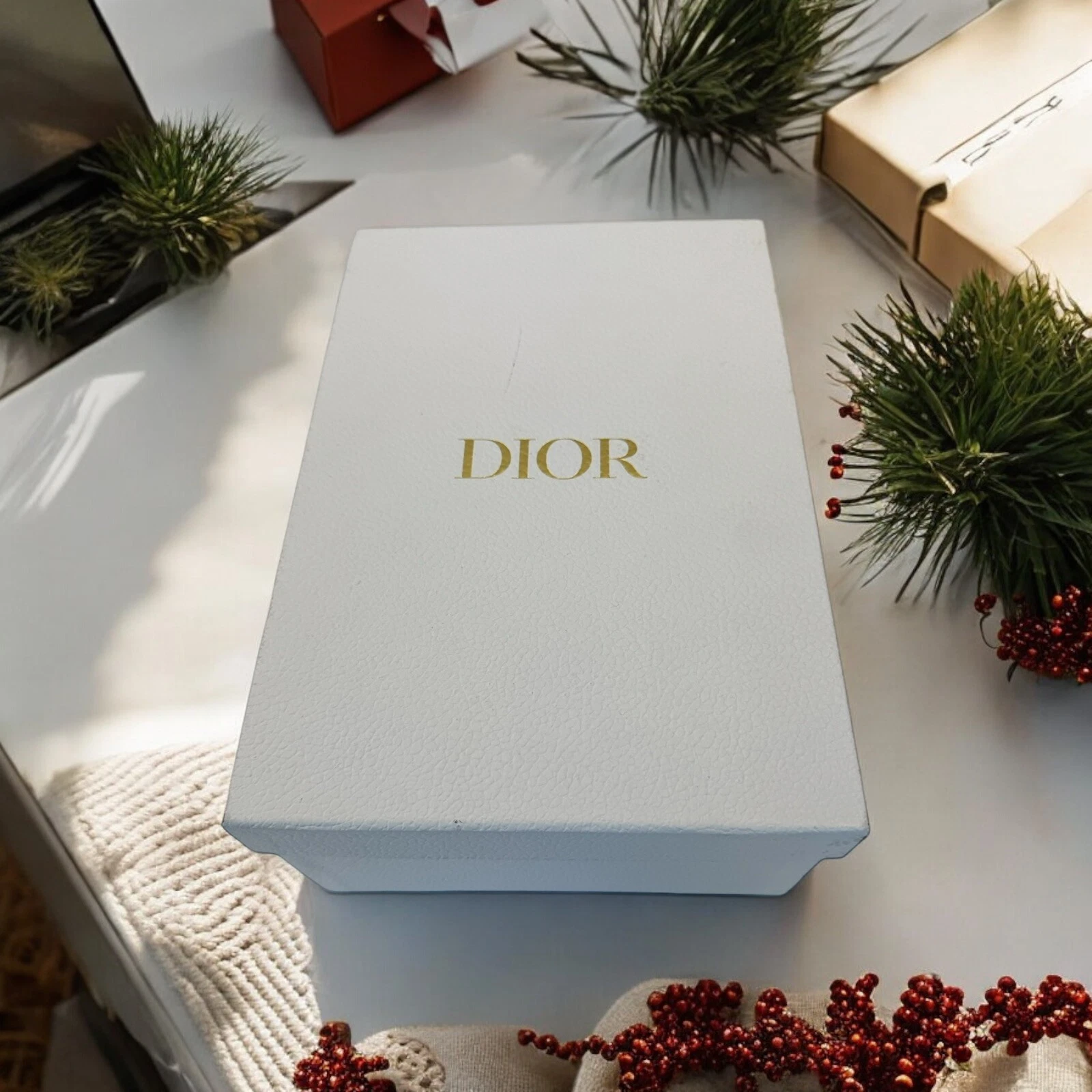 Authentique boîte de rangement cadeau vide pour chaussures Dior blanche avec mouchoir 12”x8,25”x4,5”