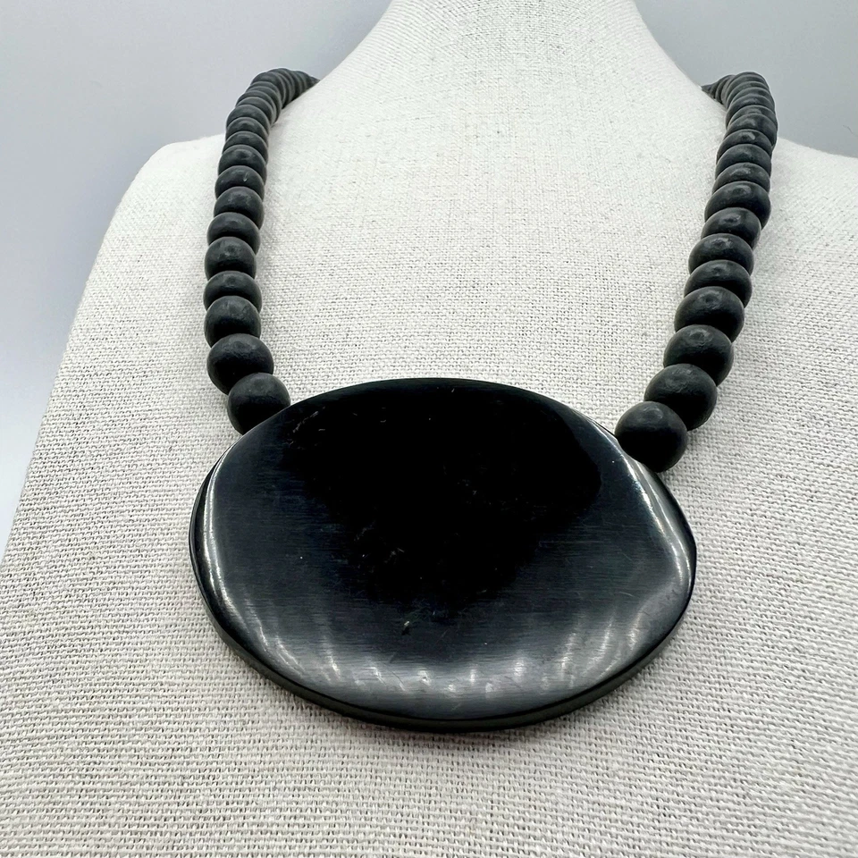 鲍鱼壳镶嵌花朵项链吊坠黑色木珠金色 22 英寸 — 第 3/4 张图片