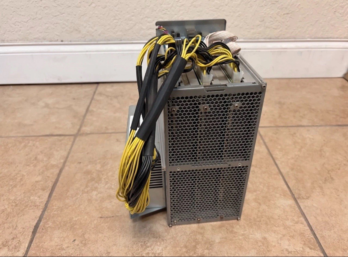 Bitmain Antminer Z15 with PSU (ZEC Zcash Equihash ASIC 420k Sol/s) - Excellent