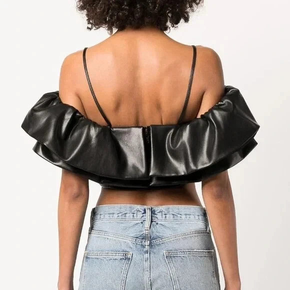 NUEVO CON ETIQUETAS - Top corto Alice + Olivia 'Nay' de cuero vegano con volantes, negro - talla 2 XSmall Foto 3 de 4