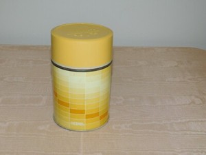VINTAGE PICNIC LUNCH 6 1/4" HIGH KING SEELEY YELLOW 10 OZ METAL/PLASTIC THERMOS