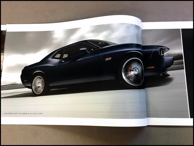 2013 Dodge Challenger and SRT SRT8 34-page Car Sales Brochure Catalog - R/T Hemi - Imagem 4 de 4