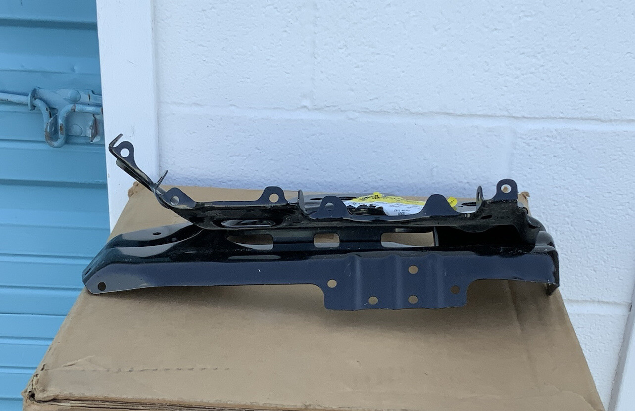 New OEM Body Side Front Driver Side Bumper Fascia Bracket 84666933 