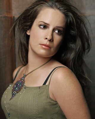 YOUNG HOLLY MARIE COMBS 8x10 PHOTO *