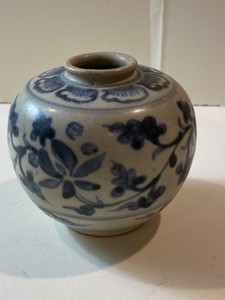 Ming Dynasty blue and white jar, 16th/17th Century