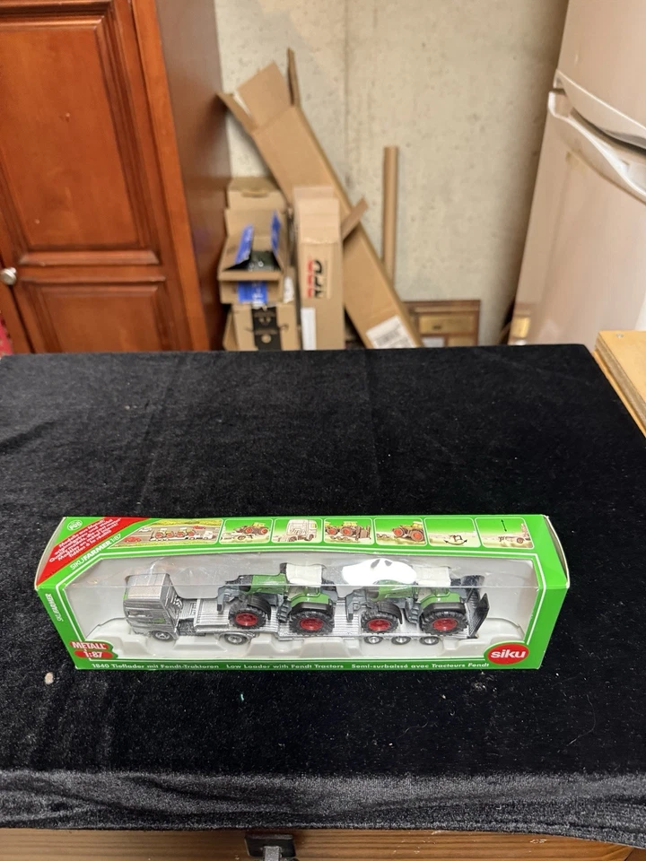 Siku 1840 Low Loader w/ Fendt Tractors, 1:87 Scale - Image 2 of 4