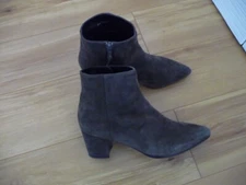 STUART WEITSMAN OLIVE GREEN SUEDE SIDE ZIP ANKLE BOOTIES DISPLAY MODEL SIZE 8 W