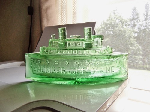 Plato de baratija de caramelo acorazado azul marino "Remember the Maine" de vidrio verde de colección leer