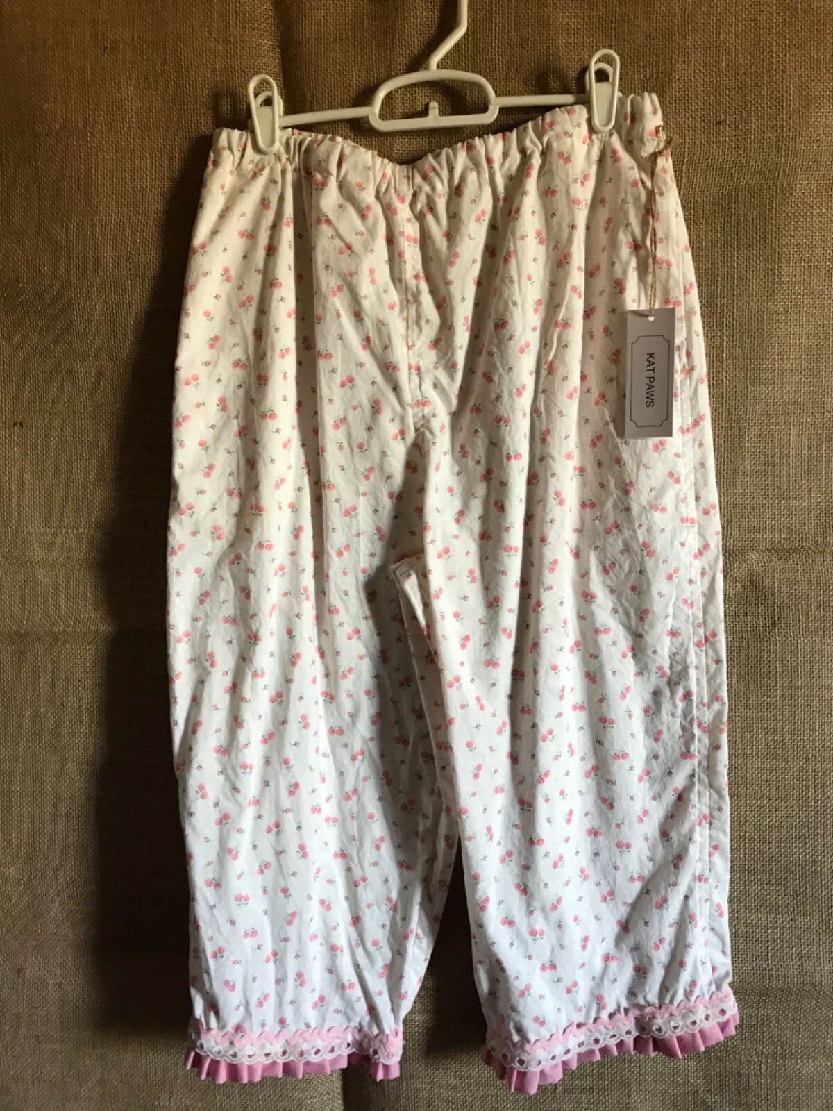 Kat Paws Capri Pants in 100% Cotton in a White w/Pink rose print,OS