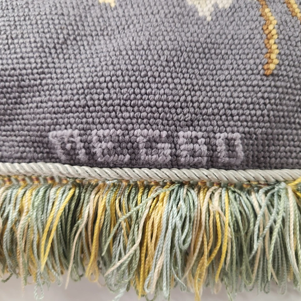 Cojín de almohada Victoriano Lily punta de aguja gris lana 18 X 15 borde de flecos vintage Foto 3 de 4