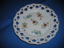 Assiette fleurie bordée de dentelle - pas de marques de fabricant
