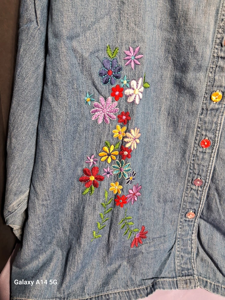 Camisa abotonada Silver Threads para mujer azul mediano denim floral bordado algodón L Foto 2 de 4