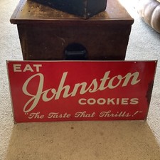Letrero de galletas Johnston Eat de metal en relieve original de los años 30 de 23" x 11" de colección