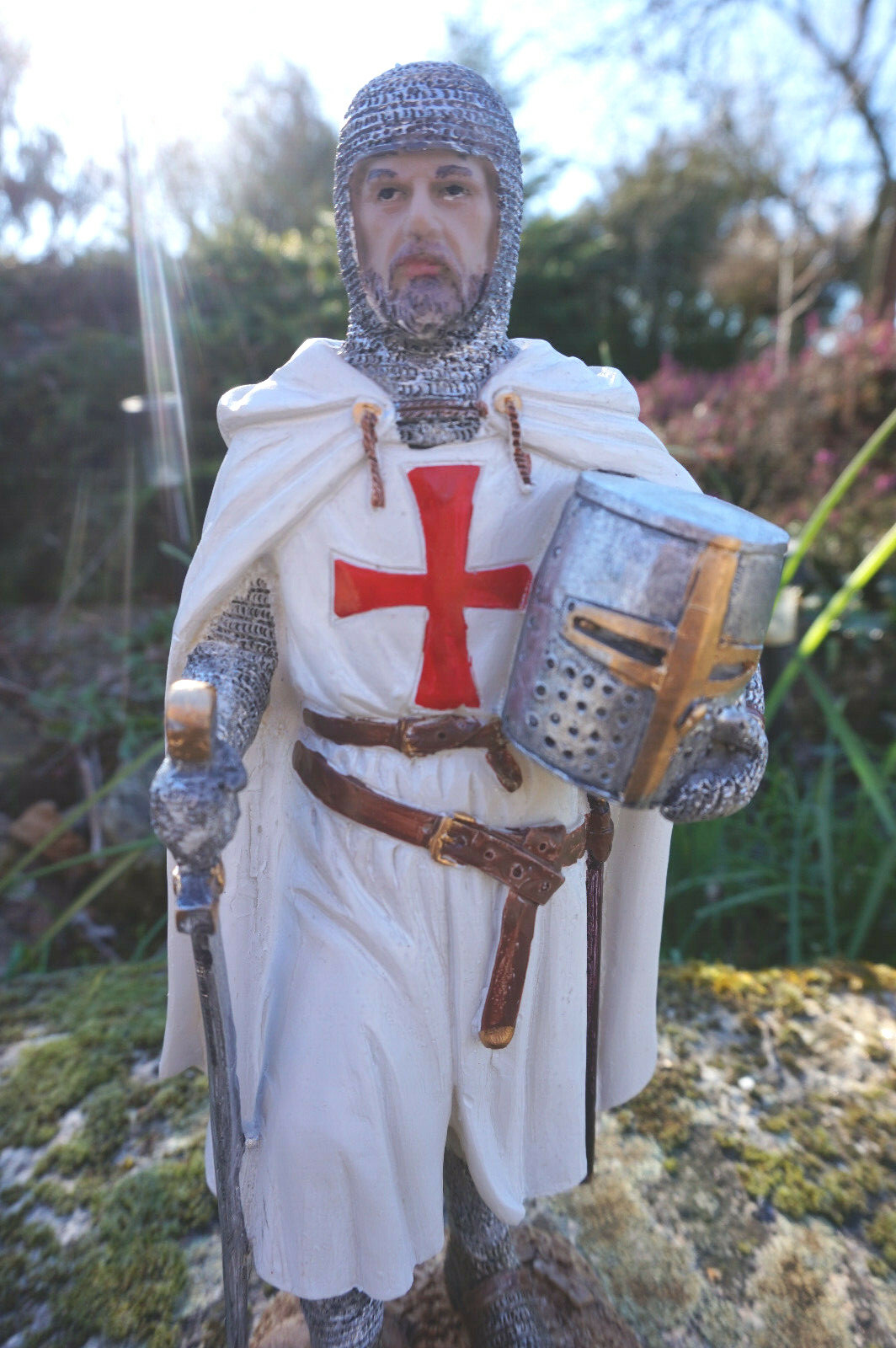 Chevalier templier figurine médiévale 26cm avec grande croix et épée de croisé