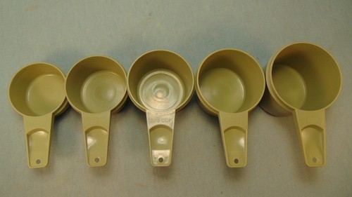 VINTAGE TUPPERWARE 5 GREEN MEASURING CUPS 1/3C-1/2C-2/3C-3/4C-1C NICE!! - Picture 2 of 3