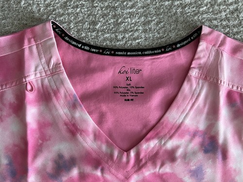 Koi Lite Scrub Top Women’s XL Pink Reform Tie Dye Hearts Stretch Nursing - Picture 3 of 13