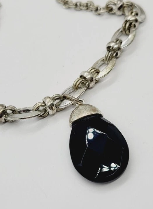 Collar Colgante Medallón Mercado Negro Casa Blanca Tono Plata Imitación Ónix 18 pulgadas Foto 3 de 4