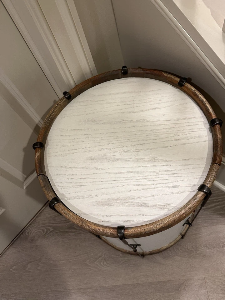 Mesa auxiliar estilo tambor Pottery Barn - madera blanca y metal con almacenamiento oculto Foto 2 de 4